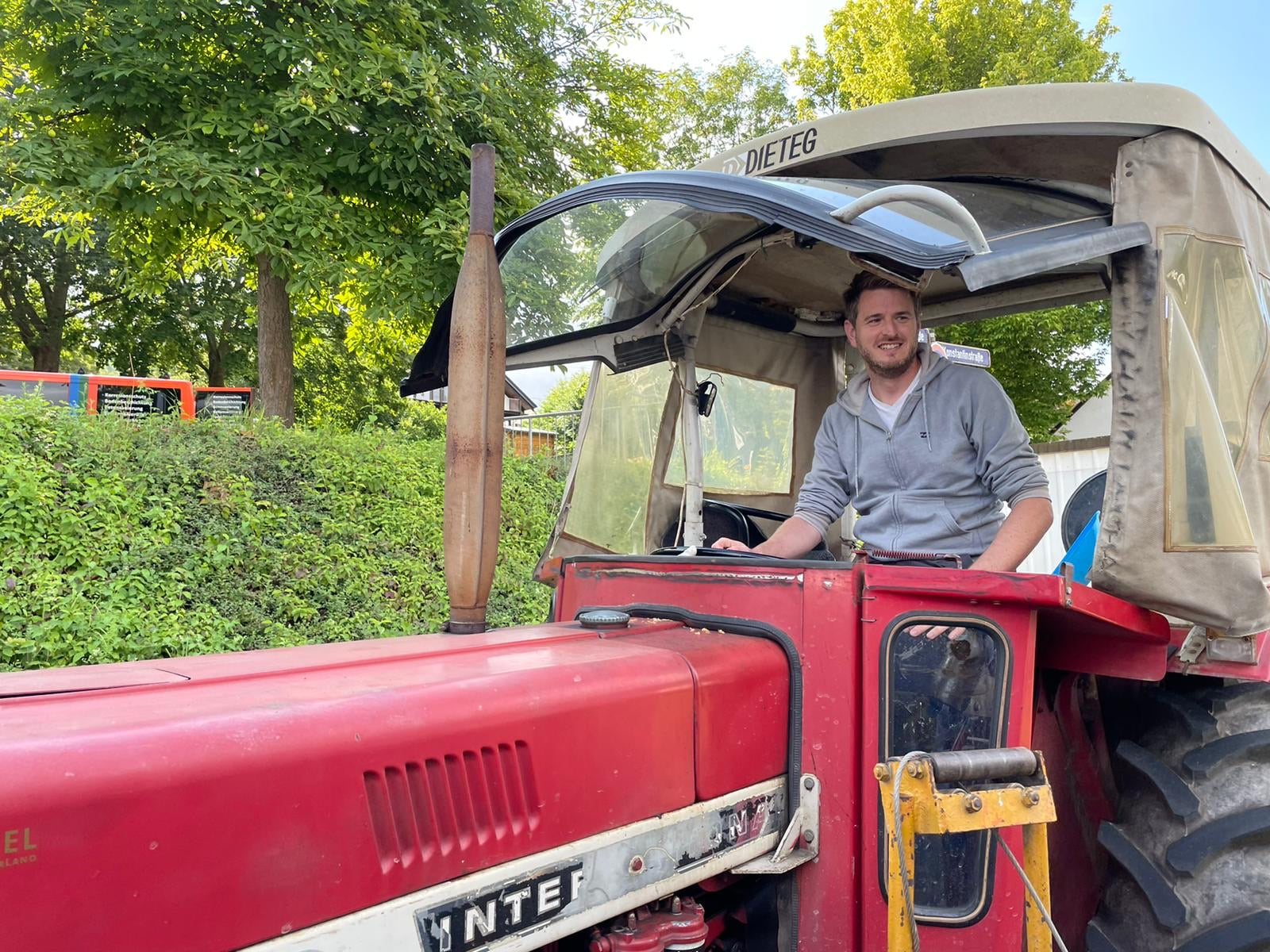 Corvin auf Tracktor