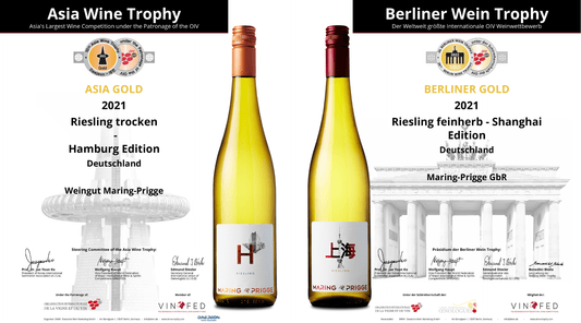 Urkunden von der Berliner Wine Trophy und der Asia Wine Trophy mit den jeweiligen Siegerweinen Hamburg und Shanghai