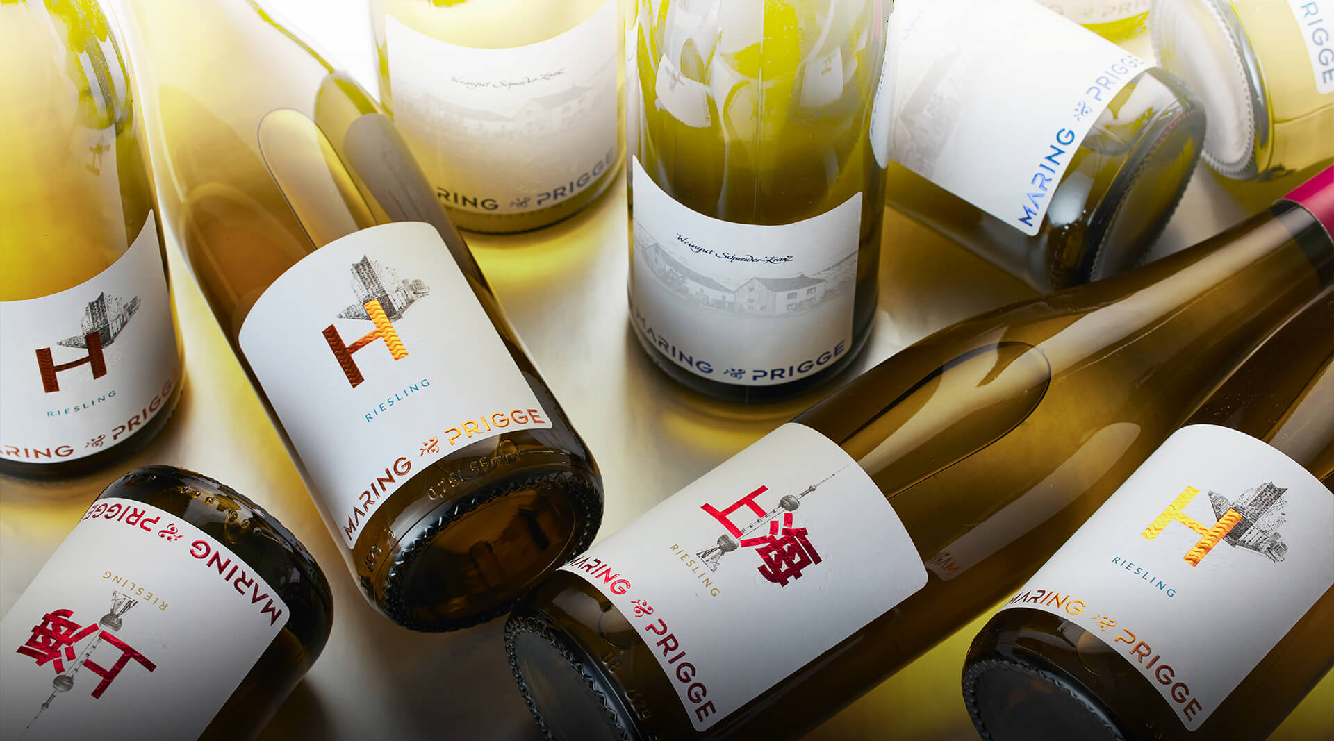 Maring-Prigge verschiendene Weinflaschen liegend und stehend. Shanghau und Hamburg Wein deutlich erkennbar