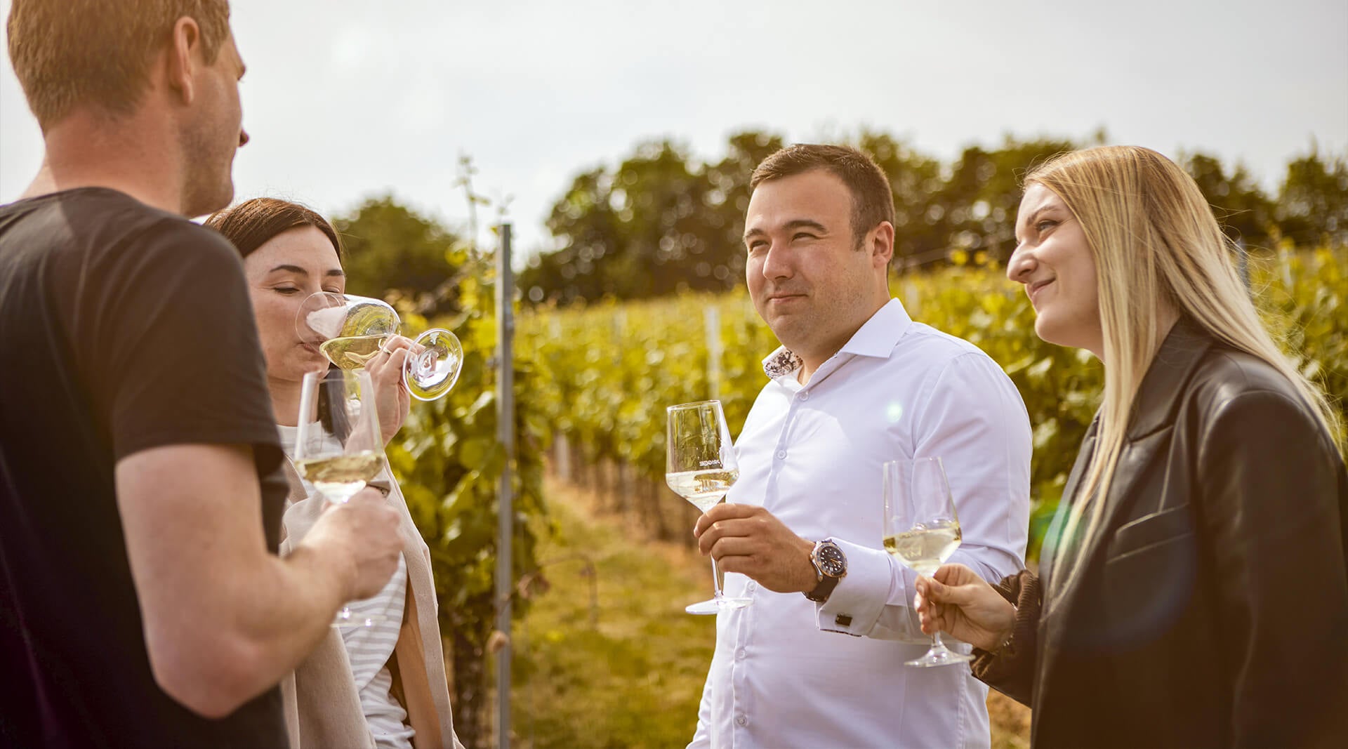 Florian Maring und Corvin Prigge im Weinberg beim Anstoßen mit Wein