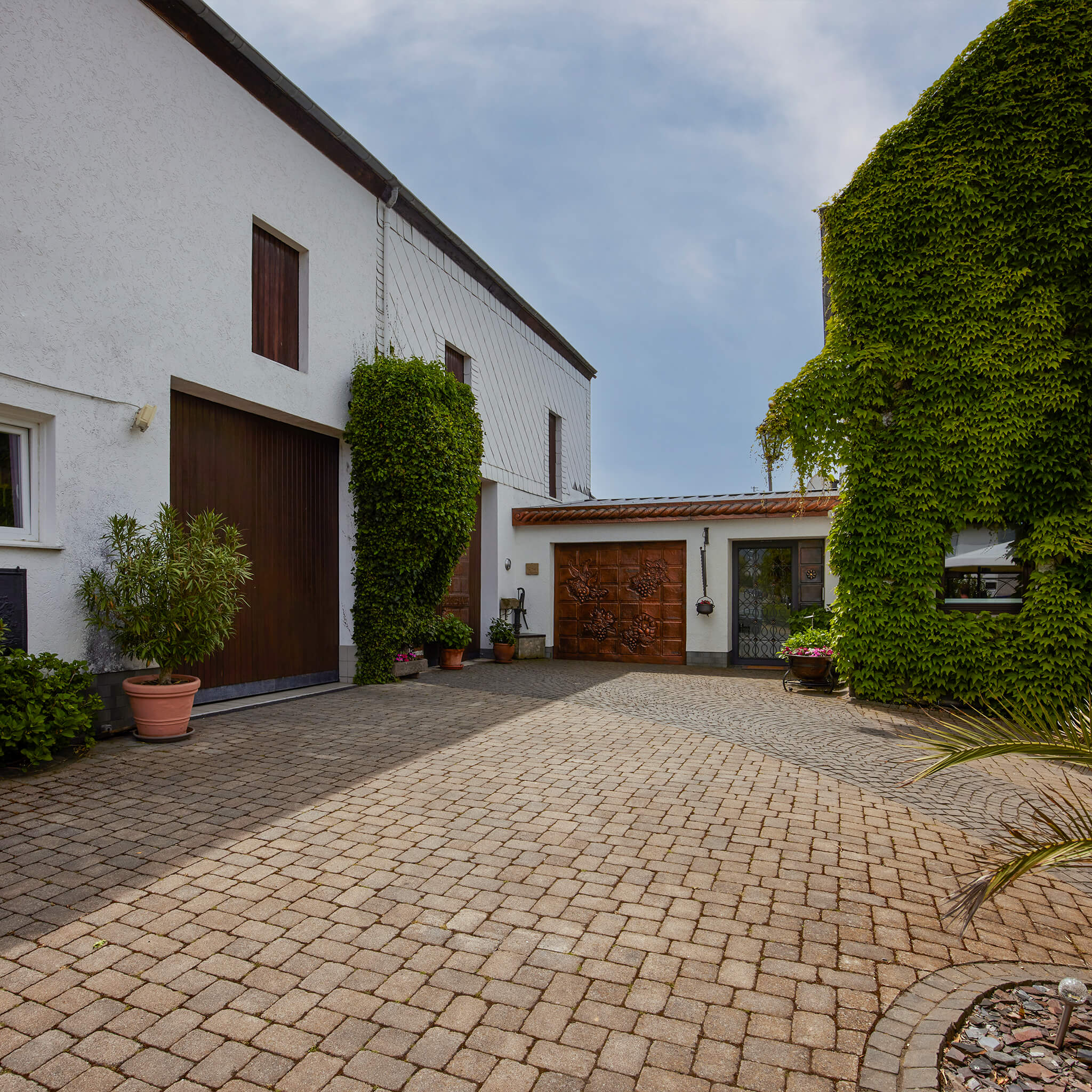Hof mit Garage des Weinguts Maring-Prigge